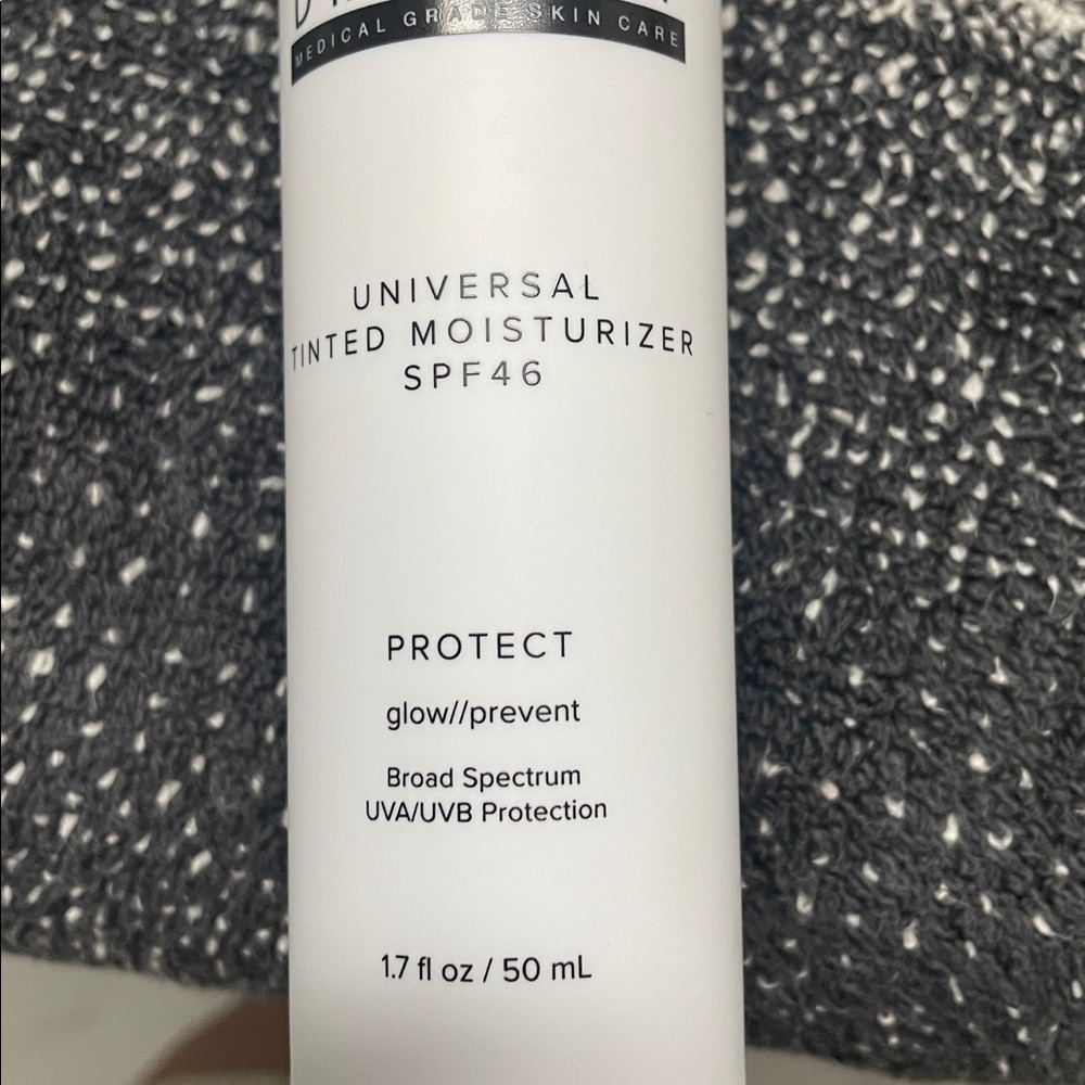 Universal Tinted Moisturizer SPF 46 - White - Picture 3 of 3